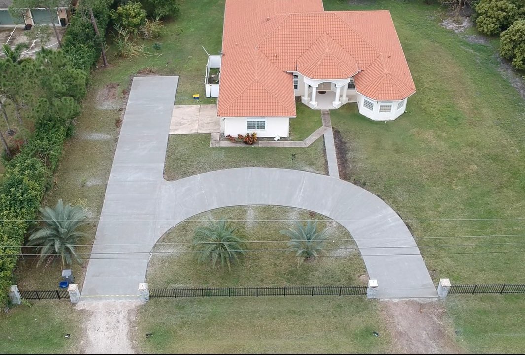 Circular driveway, aerial view